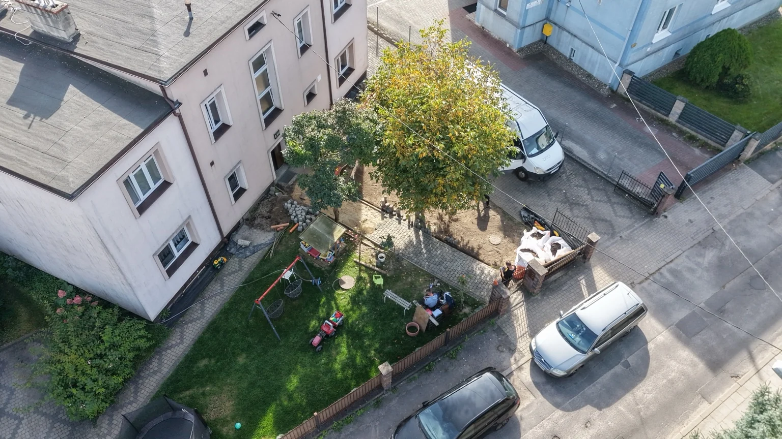 Prace przy przyłączu wodno-kanalizacyjnym widziane z drona